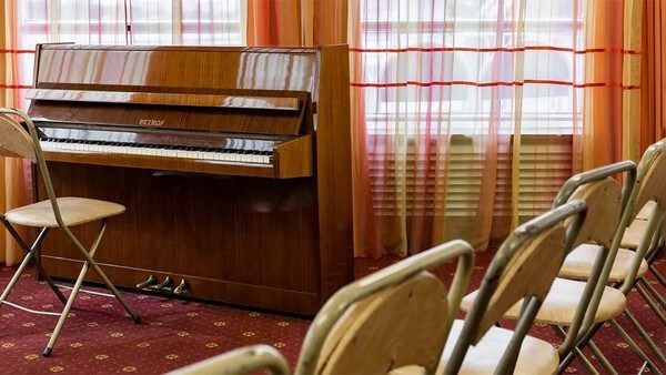 Музыкальный салон с фортепиано на теплоходе «Михаил Фрунзе»