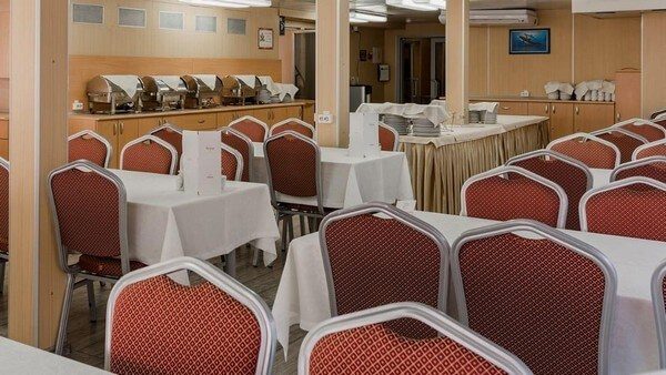Ресторан «Волга» — сервированный к обеду зал